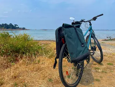 Photo paysage d'un vélo sur payasage marin