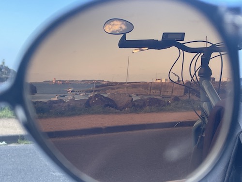 photo montrant la vue du port de Loguivy au travers de lunettes de soleil