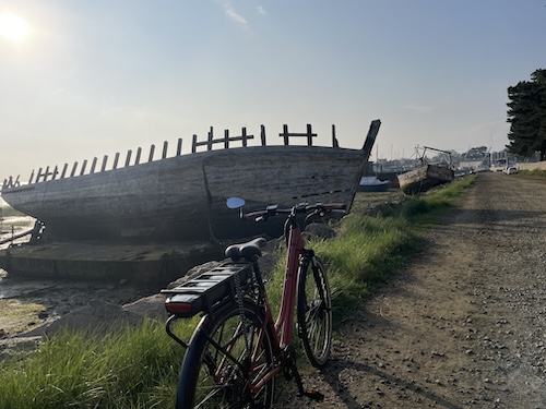 photo d'un vélo électrique au port de paimpol