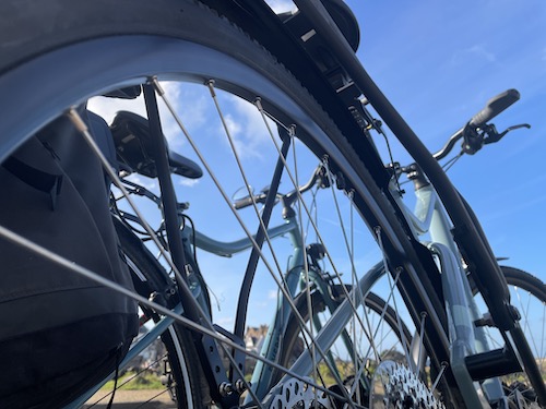 photo en contre-plongé dans les rayons de roue d'un vélo